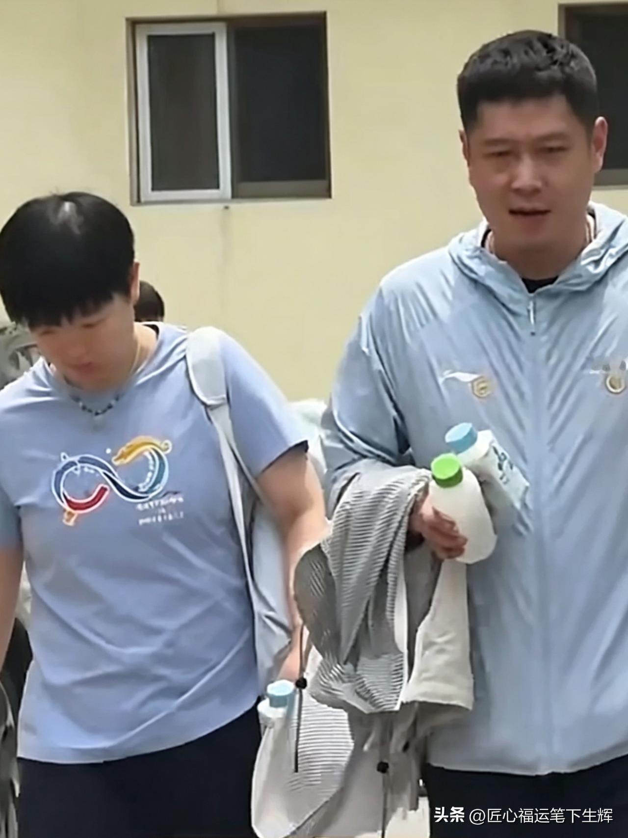 名古屋亚运会，邱贻可指导不在国乒正式出征名单里，却以编外的身份奔赴赛场，自费过来