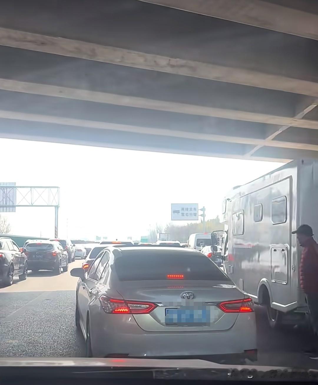 【你的院子，有960万平方公里】

堵车的高速上，一辆房车的背影突然戳中了无数人