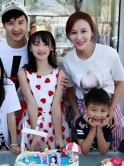 4月15日，田亮、叶一茜同步在社交平台晒出女儿森碟（田雨橙）18岁生日写真，为其