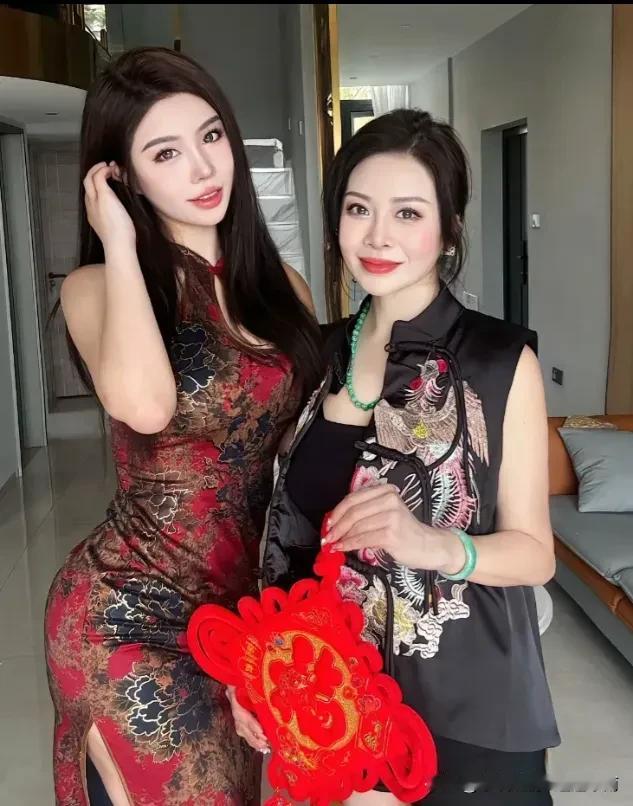 簪花照人，女儿笑颜如花。这不仅仅是一张照片，更是我们母女间温馨时光的见证。愿这份