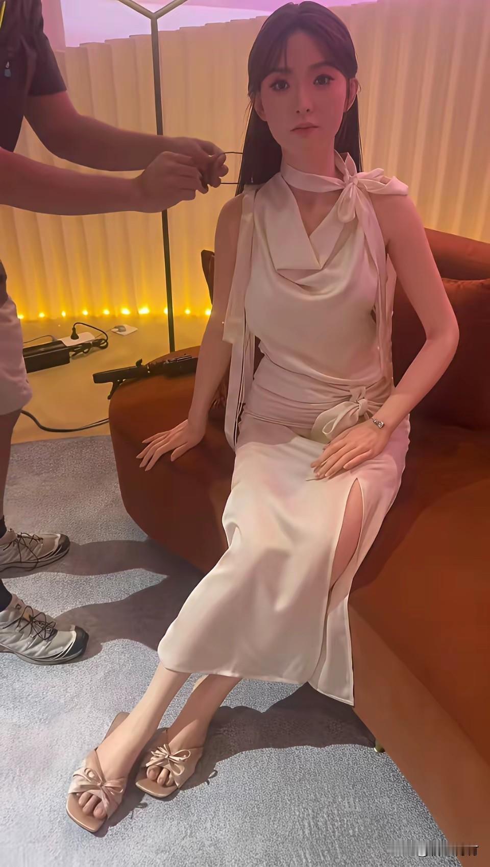 仿生机器人做的这么像真人了，你会买吗？

这仿生机器人不仔细看根本看不出来是机器
