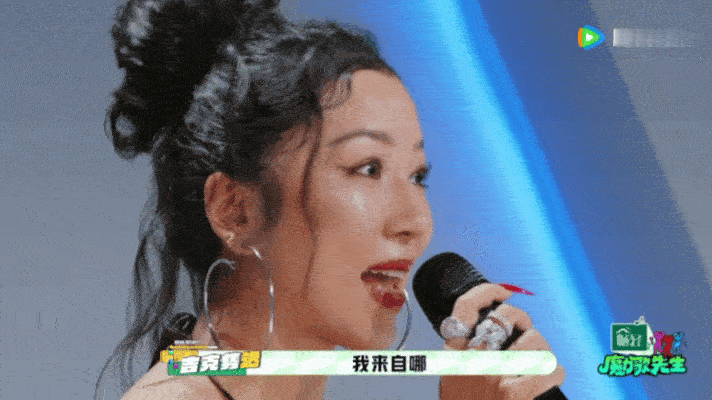 吉克隽逸看自己的来时路哭崩了 一首《送流水》唱得人破防。吉克隽逸在舞台上情绪失控