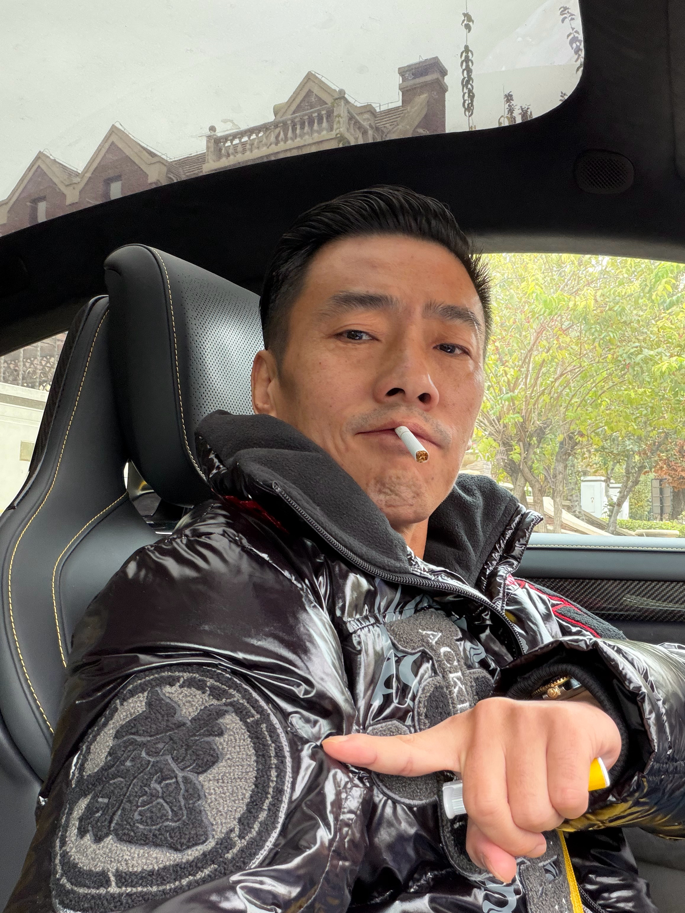 小李飞车 穿上大哥的羽绒服，太狂了[嘻嘻] ​​​