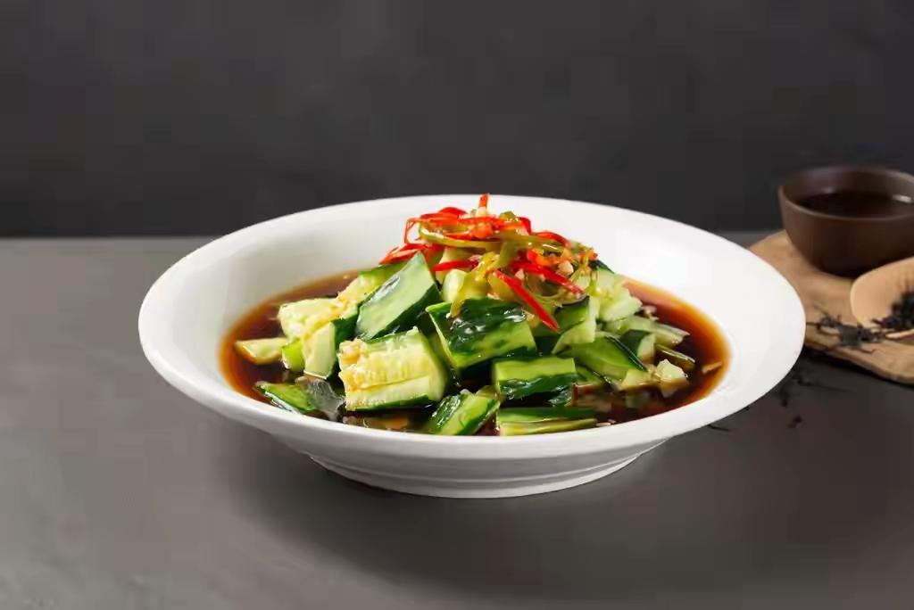 职业打假人一年举报1200多家饭店“拍黄瓜”，到底谁有过错？

3月22日，新京