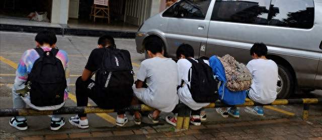 “打架、早恋、满嘴脏话，未来会是怎样的呢？”