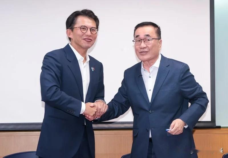 国民党新北市长参选人李四川今（28日）在脸书发文表示，蓝白民调出线，只是责任的开