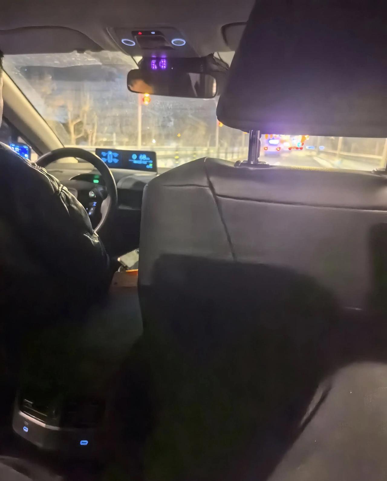 丰田BZ3的乘坐体验还可以，昨天晚上回家打车，是一辆BZ3，后排腿部空间确实顶，