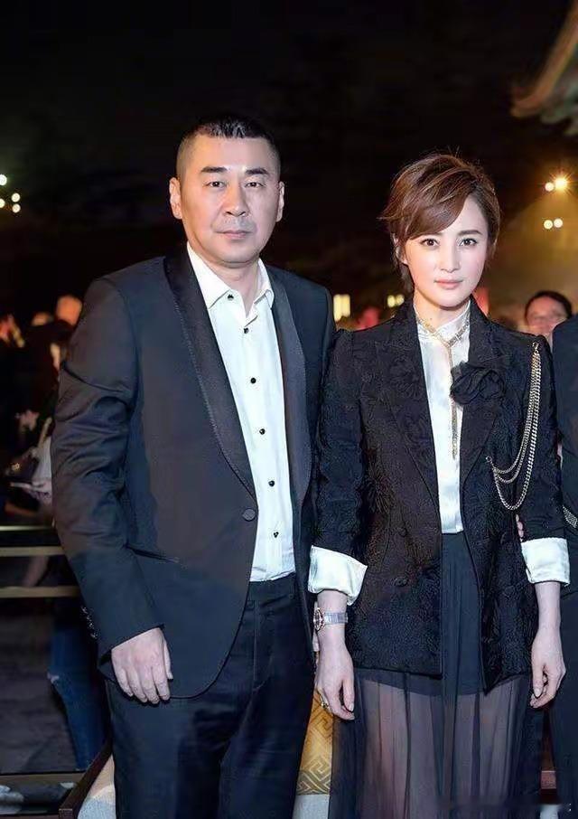 陈建斌蒋勤勤两人感情故事用一个词来形容那就是一见钟情！乔家大院导演胡玫有一次在采