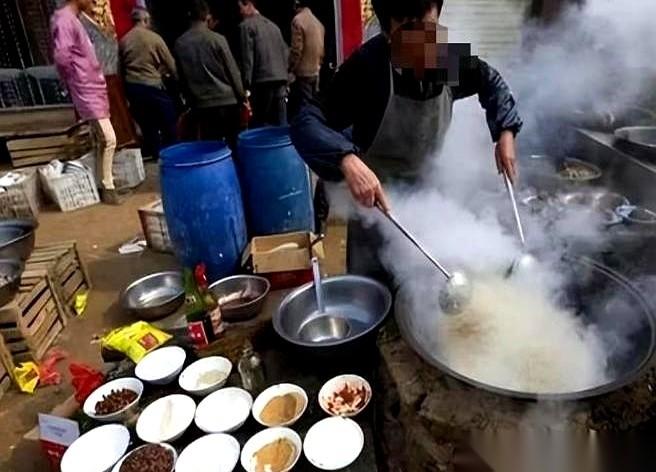 河南驻马店一桩喜事，最后变成了一场官司。
好心去帮忙的乡亲，搭手搬煤气罐时人突然