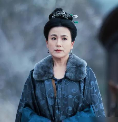 很多观众看《逐玉》分不清宋母和兰嬷嬷，其实这正是剧组刻意为之。如今古装剧配角如同