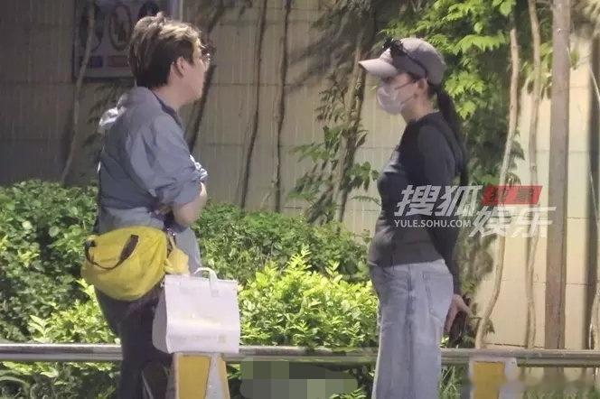 热依扎疑似怀孕允许女性小腹自由