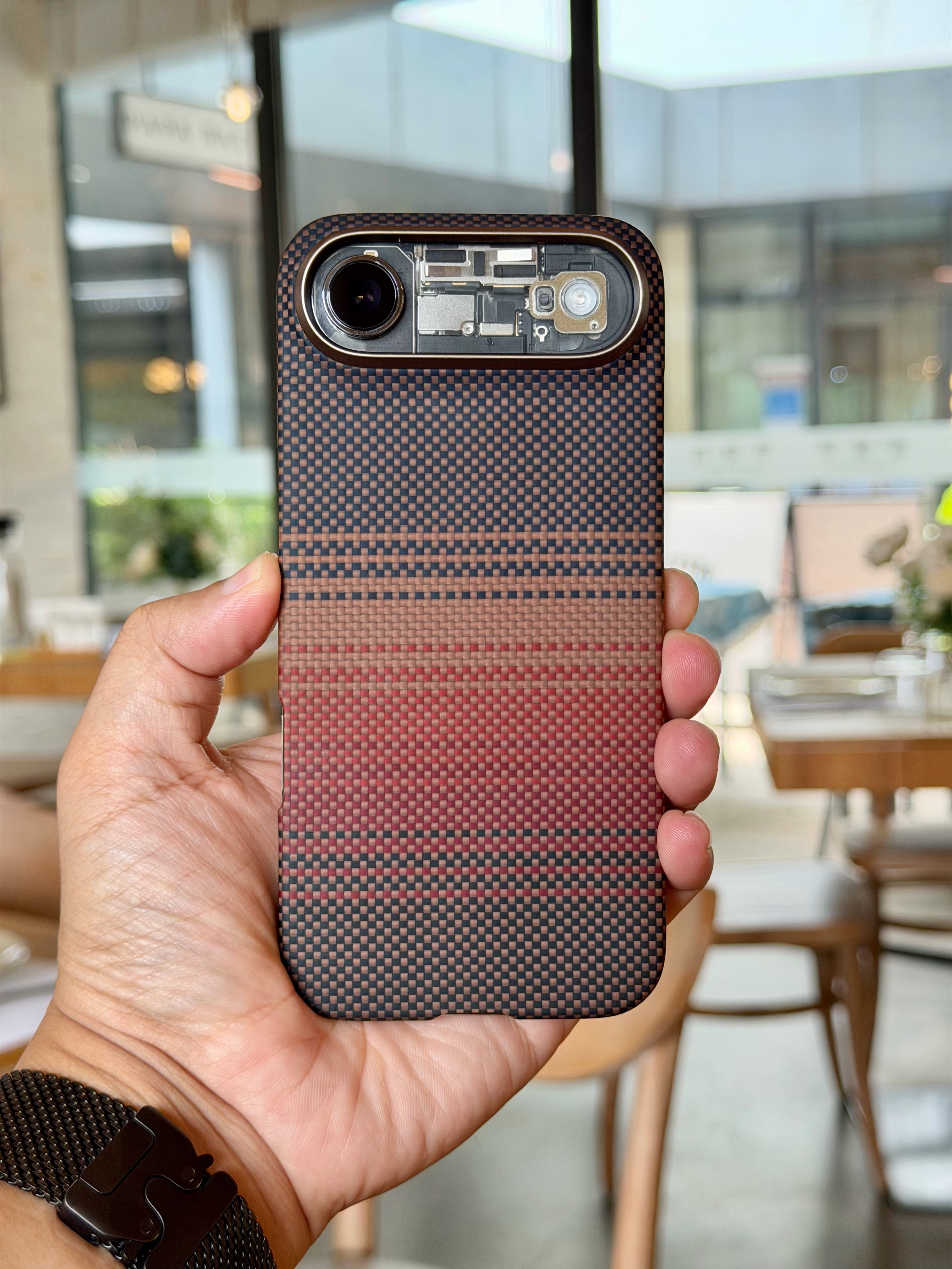 iPhone Air一直没舍得出掉(没卖掉)，还是主力机，不外出的日子里这就是神
