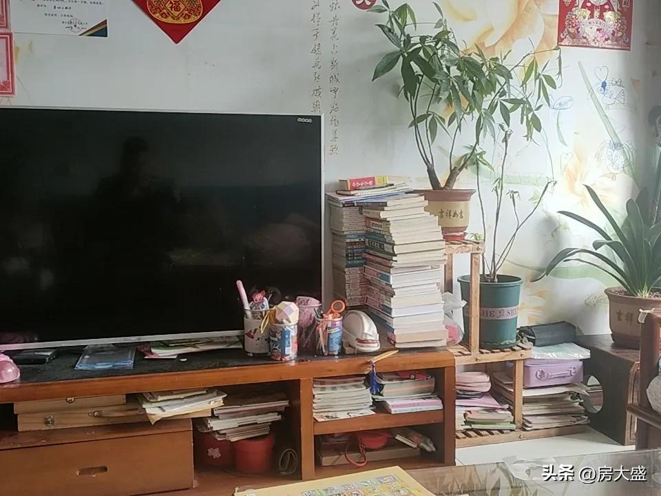 父母老了，陪伴和金钱都重要，这不是非此即彼的选择。
金钱是生存底气。父母生病时，