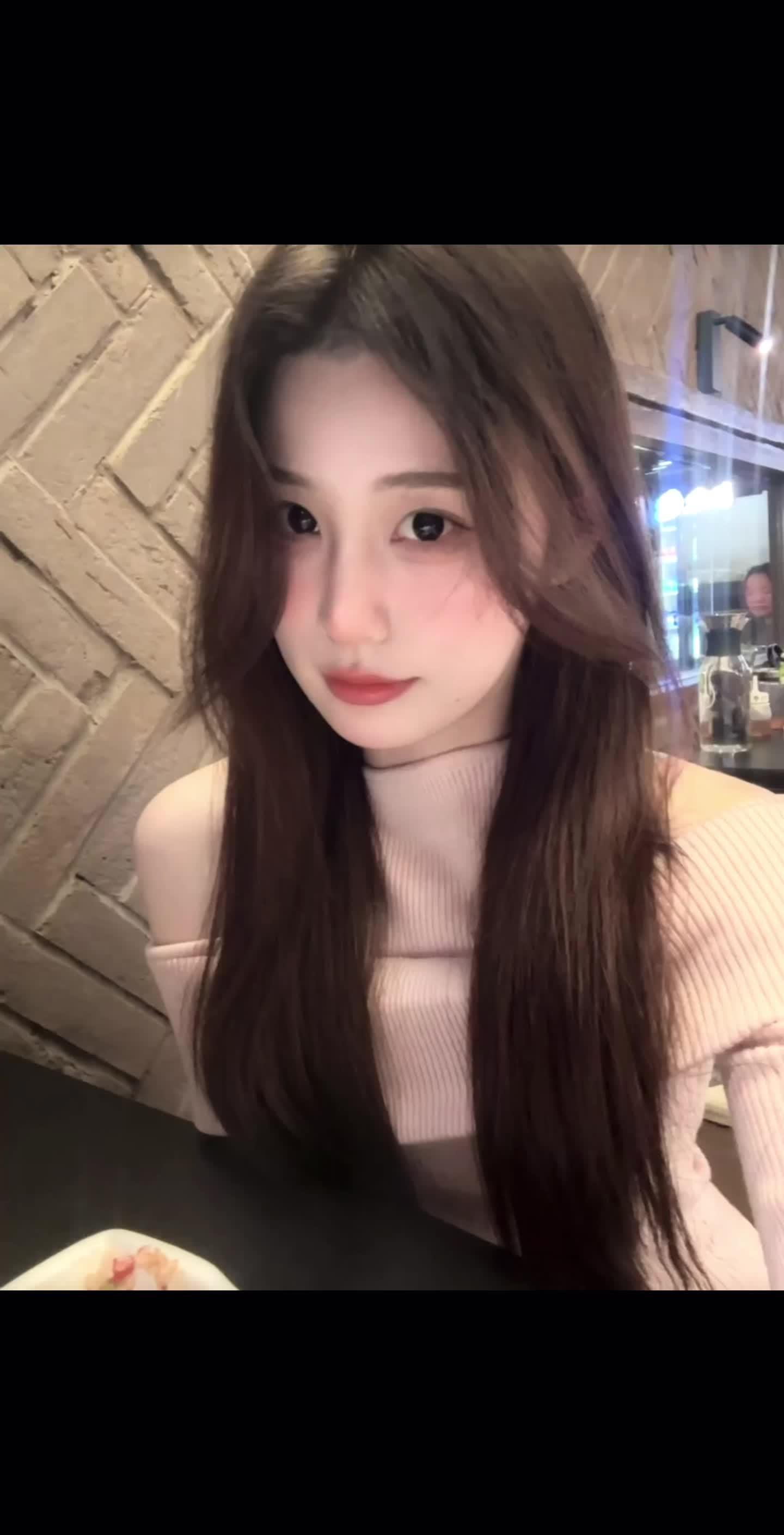 粘着我 总是会给我发很多信息 烦我告诉我你一天过的怎么样 我就喜欢这些