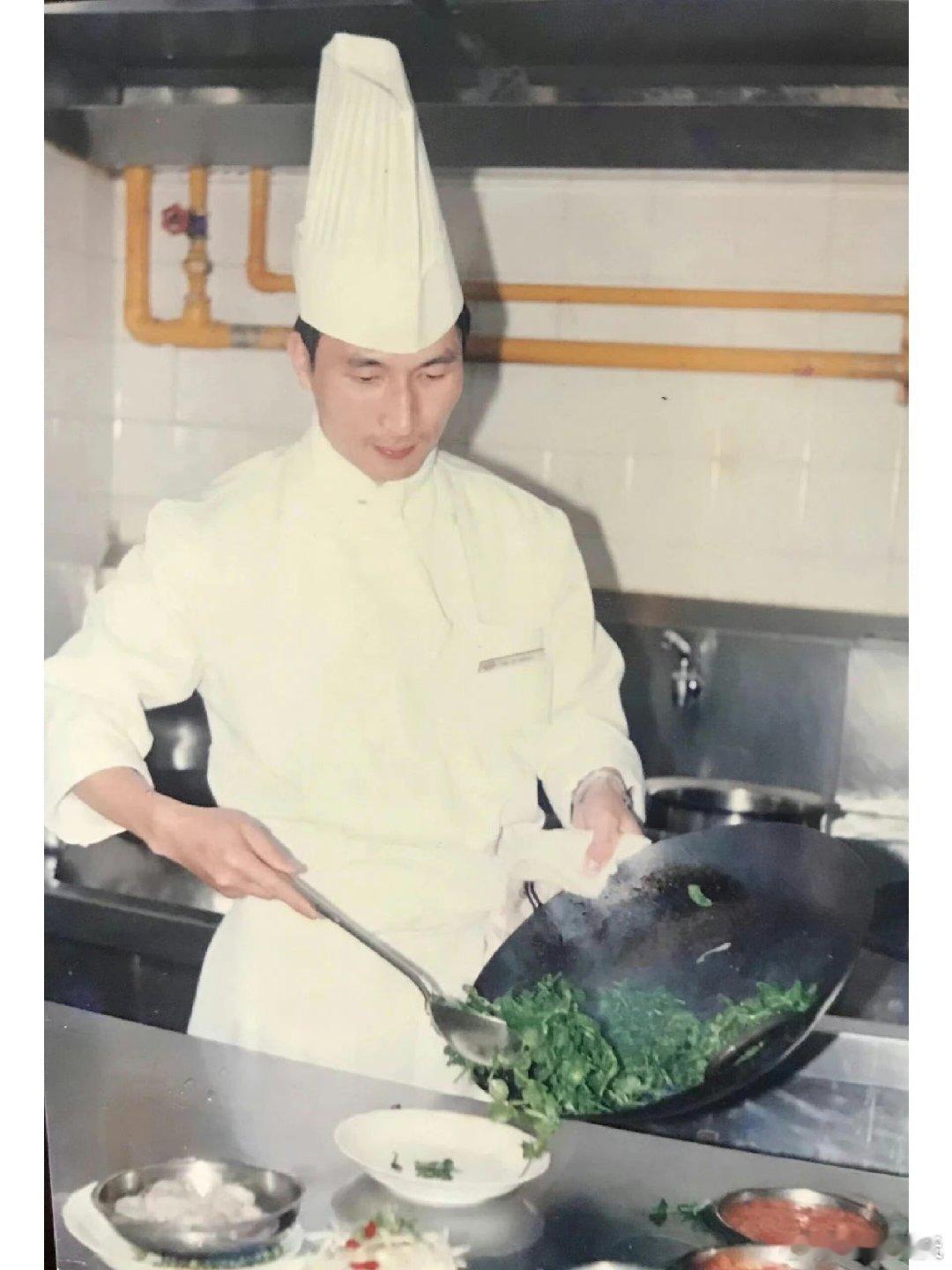 川菜大师公开正宗宫保鸡丁秘方 看《一饭封神》被邓华东大师圈粉了，比起天马行空的创