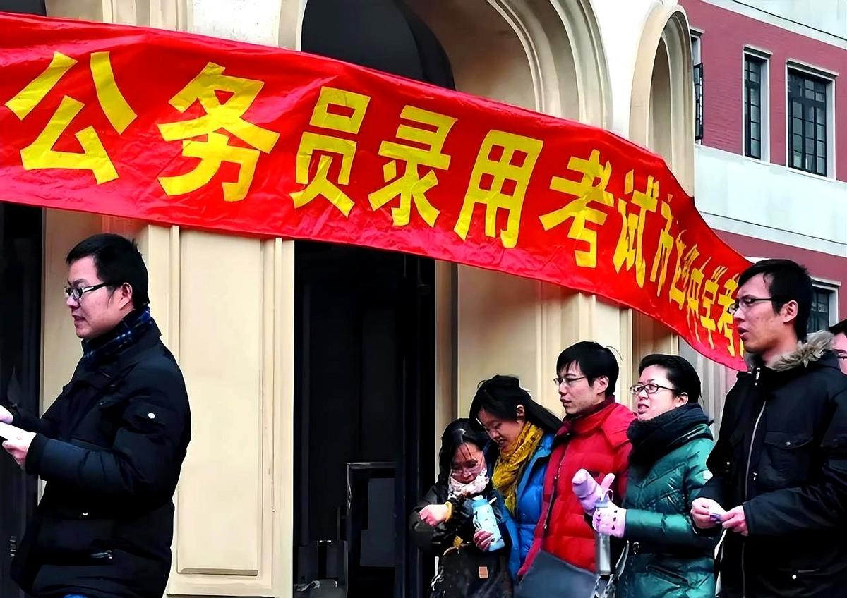 22%岗位点名要法学，没证连名都报不上

再卷的专业，也怕突然扩招

法学突然多