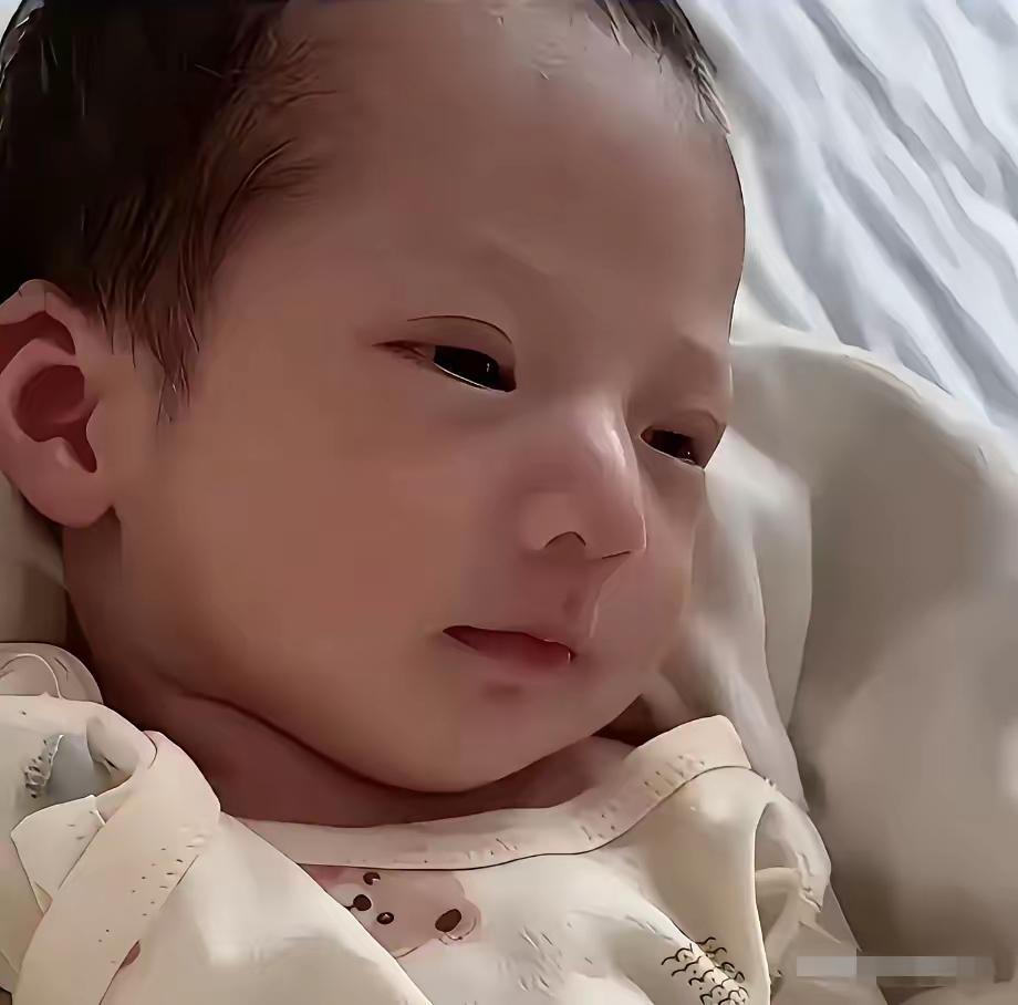 马筱梅晒18天的宝贝儿子，长的太好看了，太可爱了，集马筱梅与她老公好基因于一身。