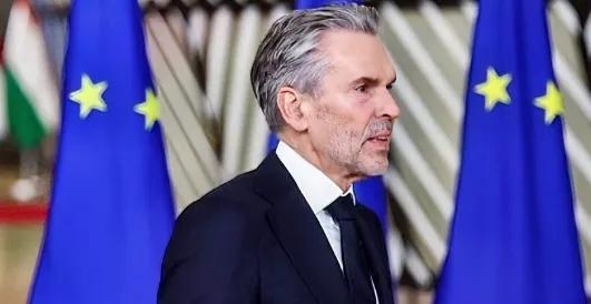 特朗普最近又在说要搞到格陵兰岛，还说军事手段也是选项之一。这下可炸锅了，毕竟格陵