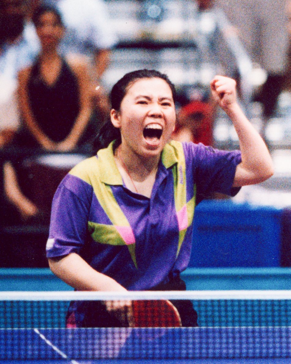 从叱咤乒坛的世界冠军，到为家人洗手作羹汤的妻子与母亲，邓亚萍的身份在变，但对“极