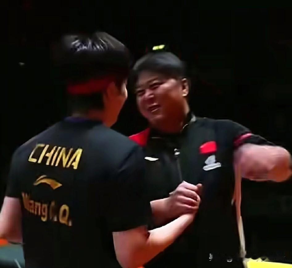 孙逊香港总决赛场外指导王楚钦。王皓是不是升为主教练了？

成都混团的时候就看到孙