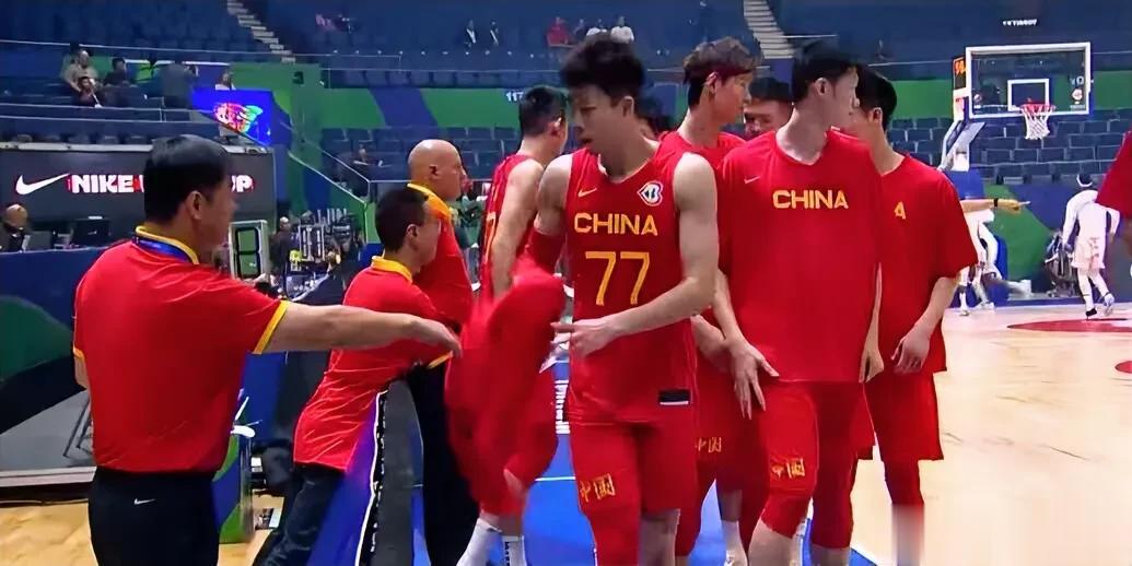 男篮世界杯，中国队排位赛迎来首胜，中国🇨🇳83—76安哥拉，给中国的球员评分