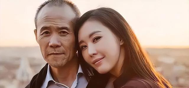 1983年的一个深夜，王石把300万，相当于现在的1亿8千万交到妻子手里，“给，