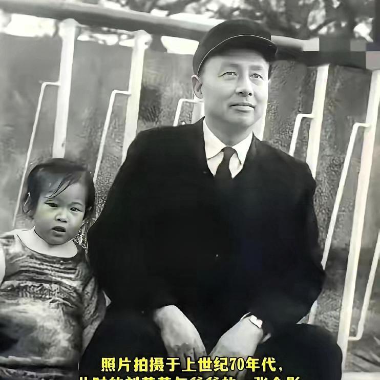台湾省歌手刘若英懵了，一部《沉默的荣耀》竟然让她比里面的演员还火。电视剧里的国军