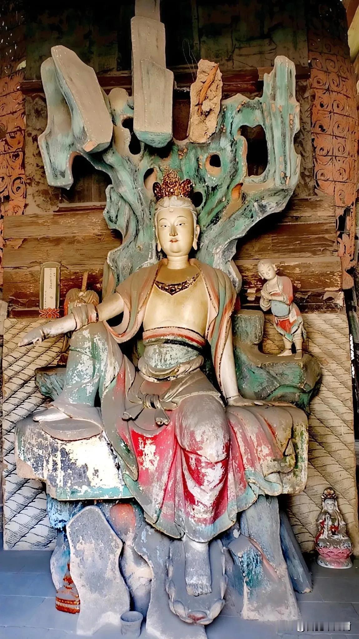 平遥镇国寺：这尊自在观音，把“松弛感”刻进了千年时光里
 
谁能想到，在平遥镇国