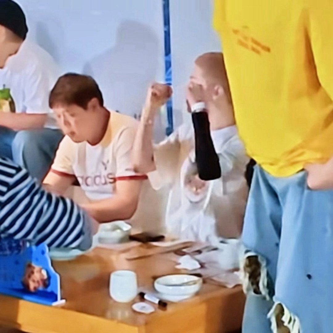 鹿晗看到好吃的就手舞足蹈哈哈哈哈哈 鹿晗看到好吃的就这样手舞足蹈太可爱了🕺🏻