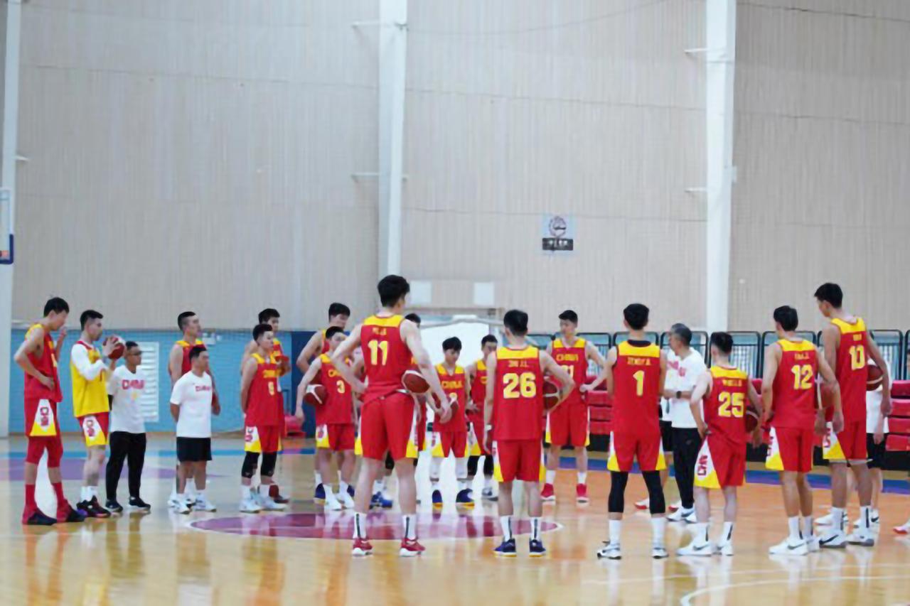 #男篮集训，2人特批允许离队，为国家队管理层的灵活性点赞#  最新消息，中国男篮