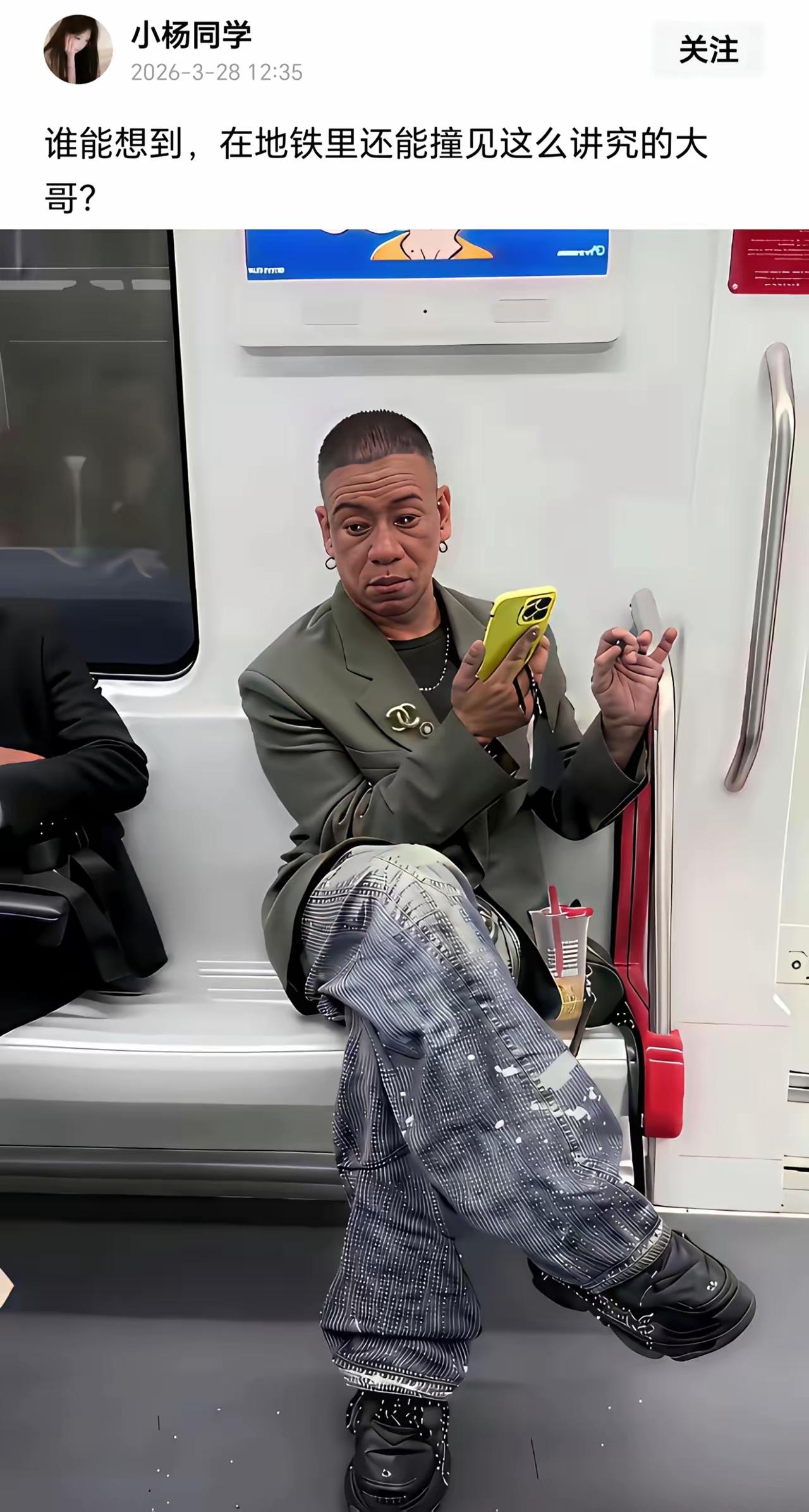 眼神好的网友给看一看，这两个个性十足的“老嫂子”是一个人吗？

我感觉从耳环和眉