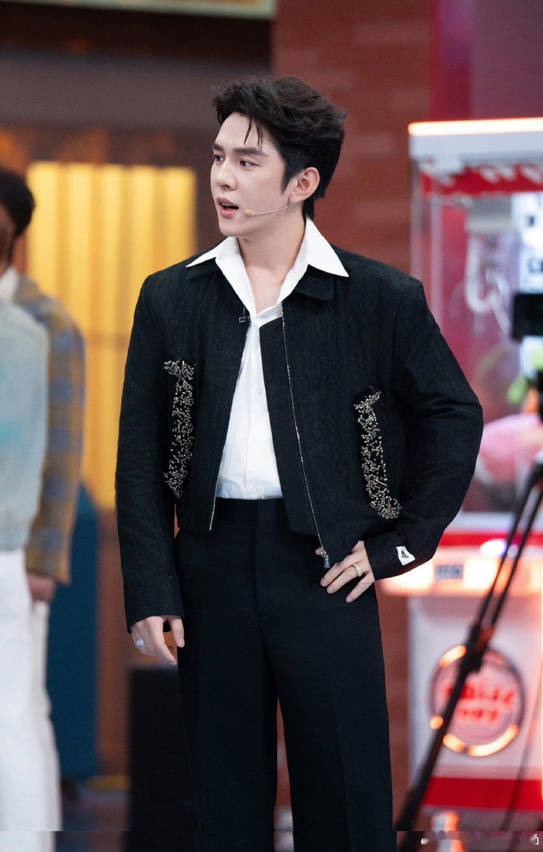 李佳琦稳重得像在另一个图层 自带冷静结界，再热闹的场面也影响不到他，这沉稳气质真