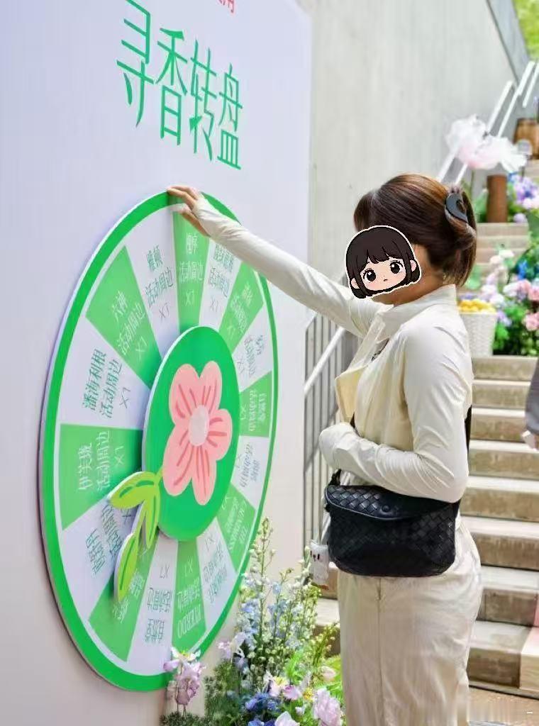 杭州人都来这个展喷香水了杭州最近超火的香水展，现场人多到超乎想象，好多香迷扎堆过