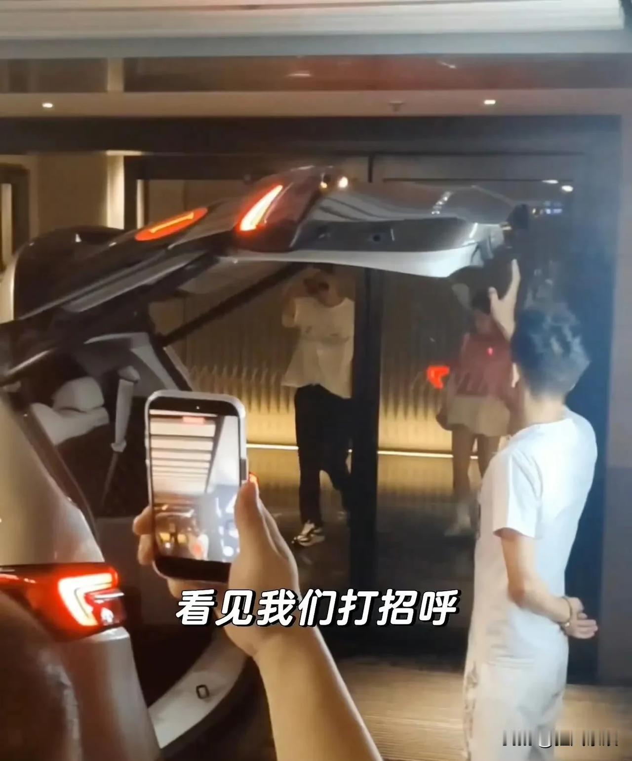 谢霆锋，太仁义了！

谢霆锋在一次公开活动中给粉丝们签名，当工作人员把签好名的周