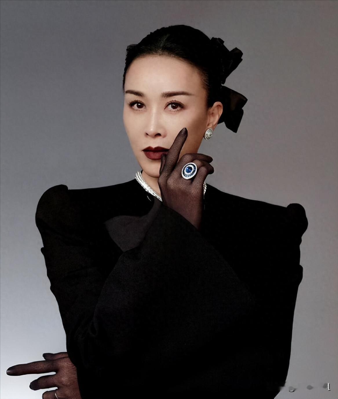 好像有点看懂了，  
为什么那英在感情里总“栽跟头”，  
不是她眼光差，而是她