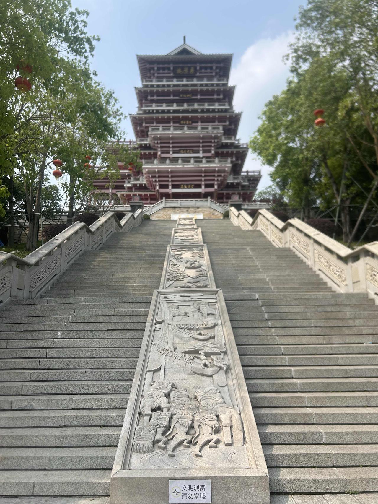 登临佛山展旗楼，登山之路虽艰辛劳累，登顶后俯瞰山下万千风光，望见满城壮阔楼宇，所