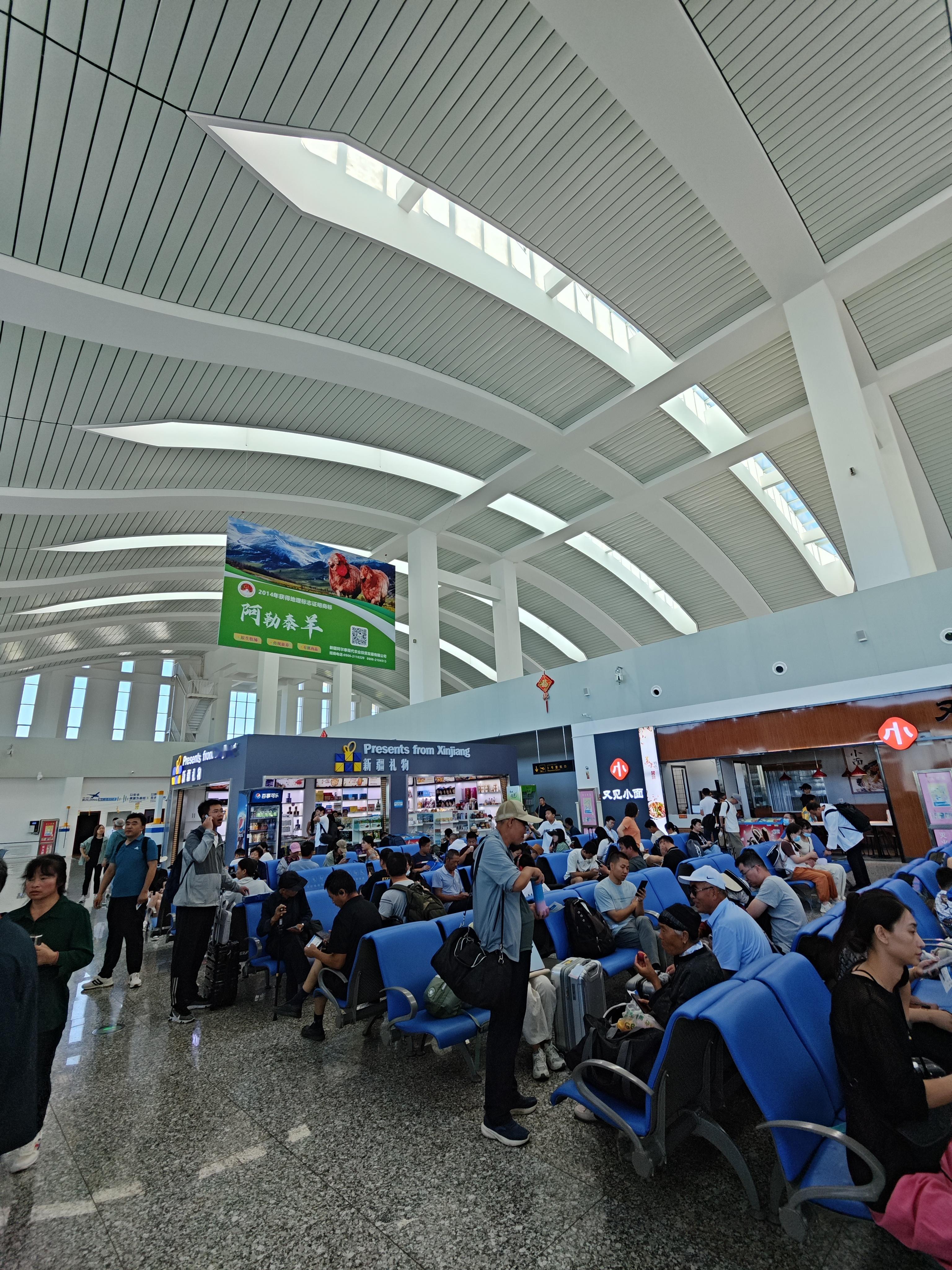 阿勒泰机场打个卡，下次再来  ​​​