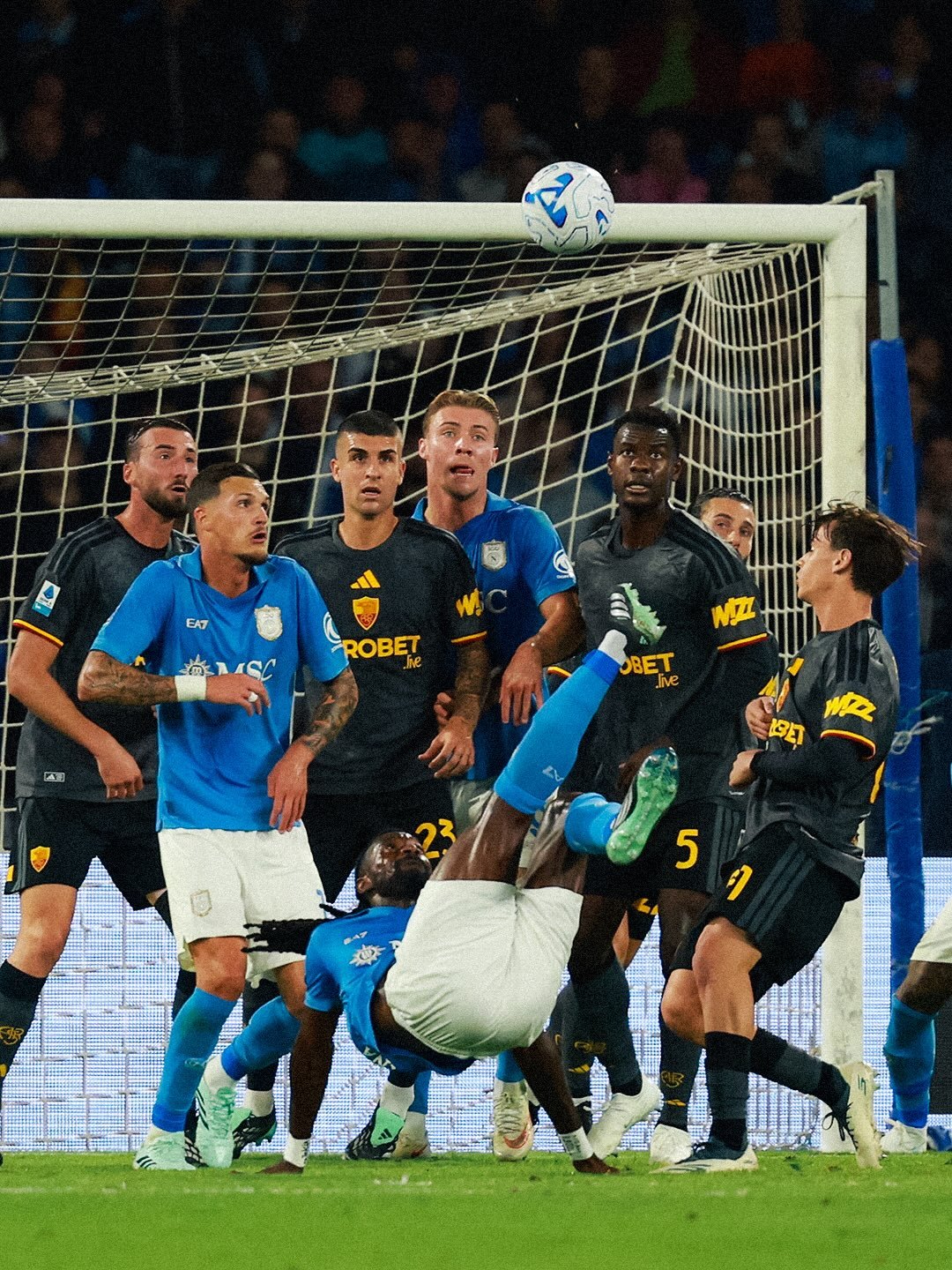 安古伊萨的倒钩进球，无疑是本赛季意甲[超话]最精彩的进球之一  🔝⚽️我们是C