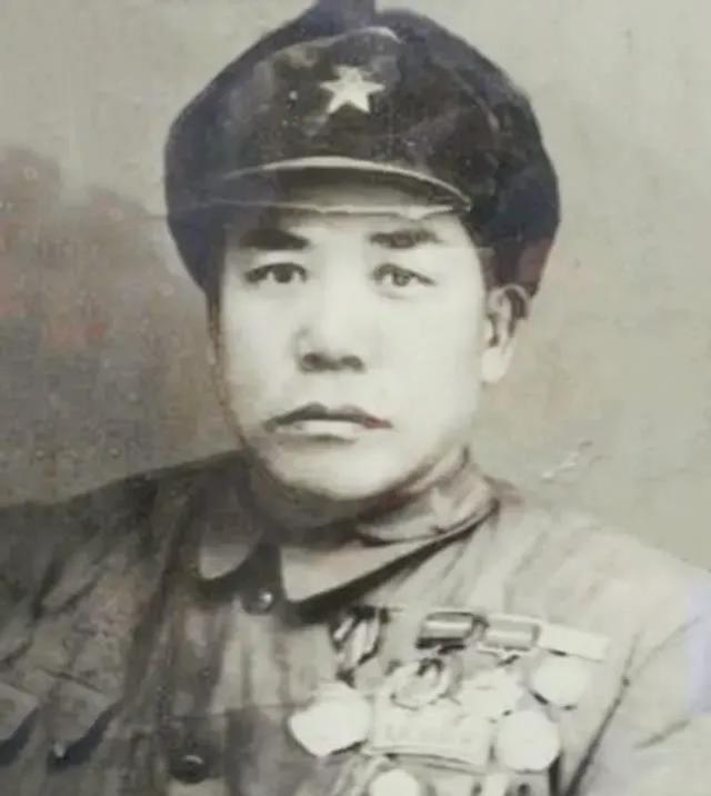 1955年，新中国首次大授衔，毛主席看完授衔名单，突然问道：“那个砍杀了27名日