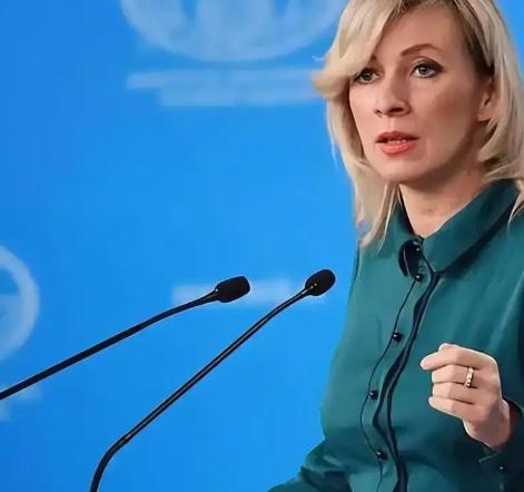 最近看日本政府的操作，真是堪称“嘴上风平浪静，脚下慌得一批”。

首相和外相摆出