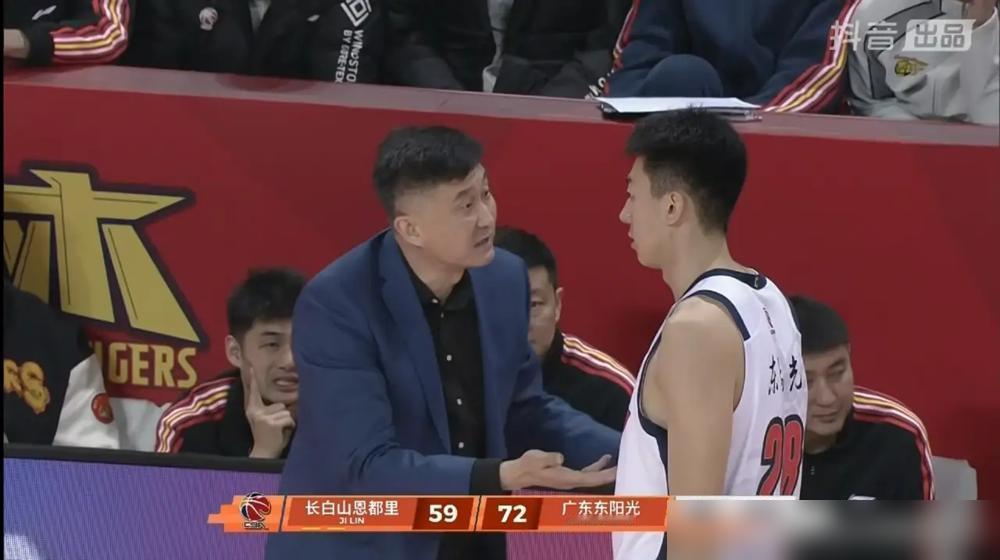 刚在吉林地盘上横扫了21分，杜锋那脾气臭得连吃两个技术犯规，结果发布会上他居然搞