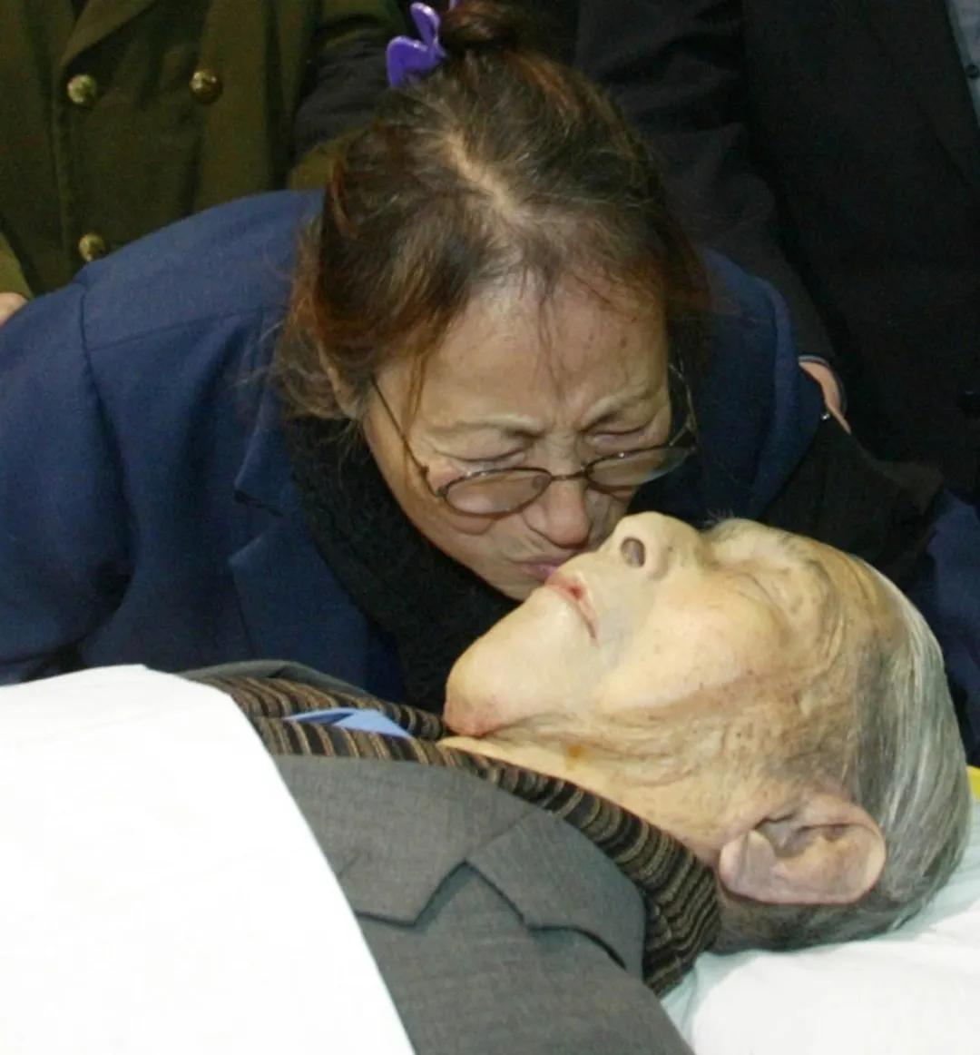 这是2003年，谢添导演离世时，一张珍贵的老照片，也是他老人家生前的最后一张遗容