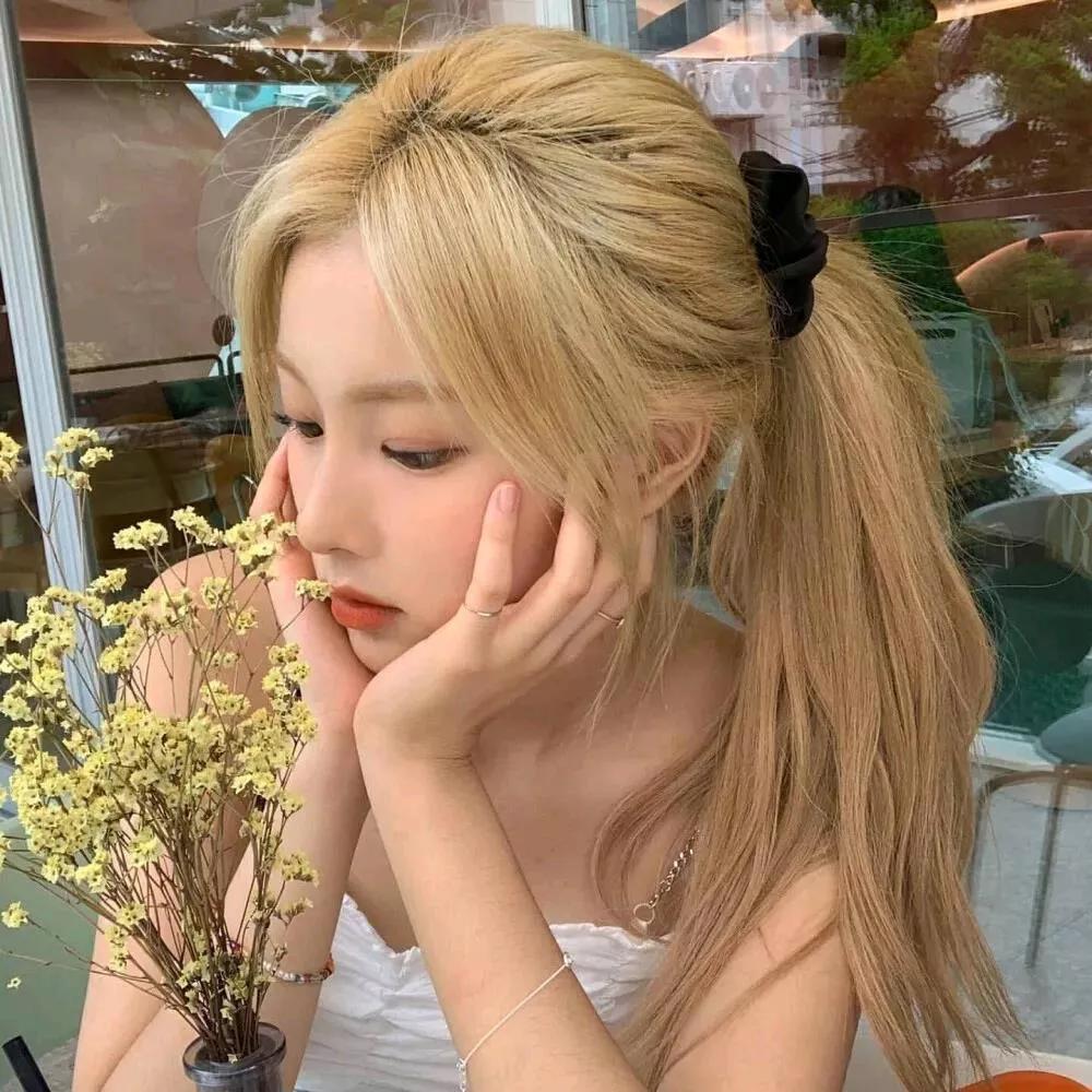 在咖啡馆里，享受一个宁静的下午，心情也变得柔软。秋日里的咖啡馆 咖啡馆照 咖啡馆