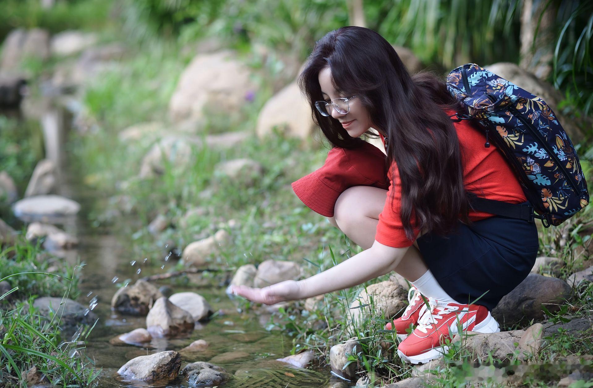 轻熟女神范儿 红衣姐姐的旅行美女绘梦长廊