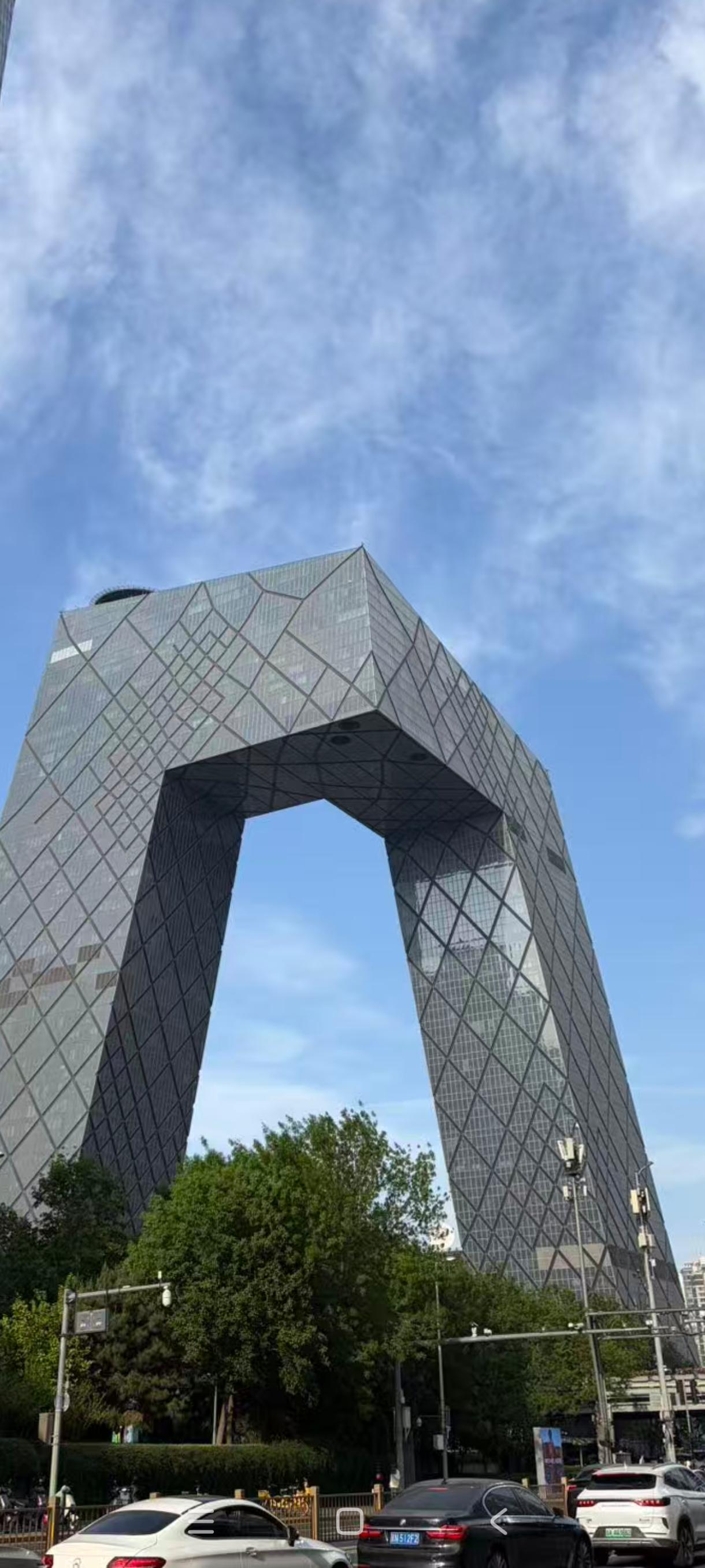 看着这个大裤衩子，我在想，设计师是咋想的呢？中间那么大的镂空，多浪费空间啊！如果