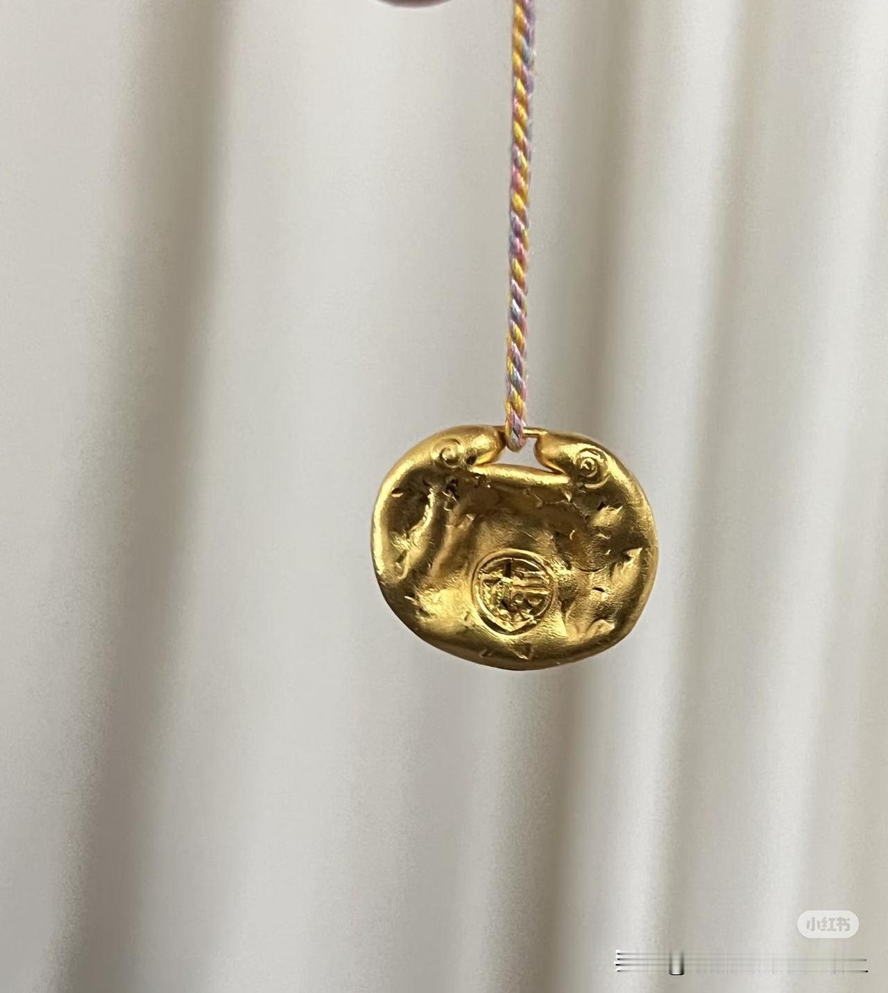 半夜脑子抽了把吊坠咬扁了
起因是我捏着玩发现，怎么怎么结实，捏不变形！
不是说黄