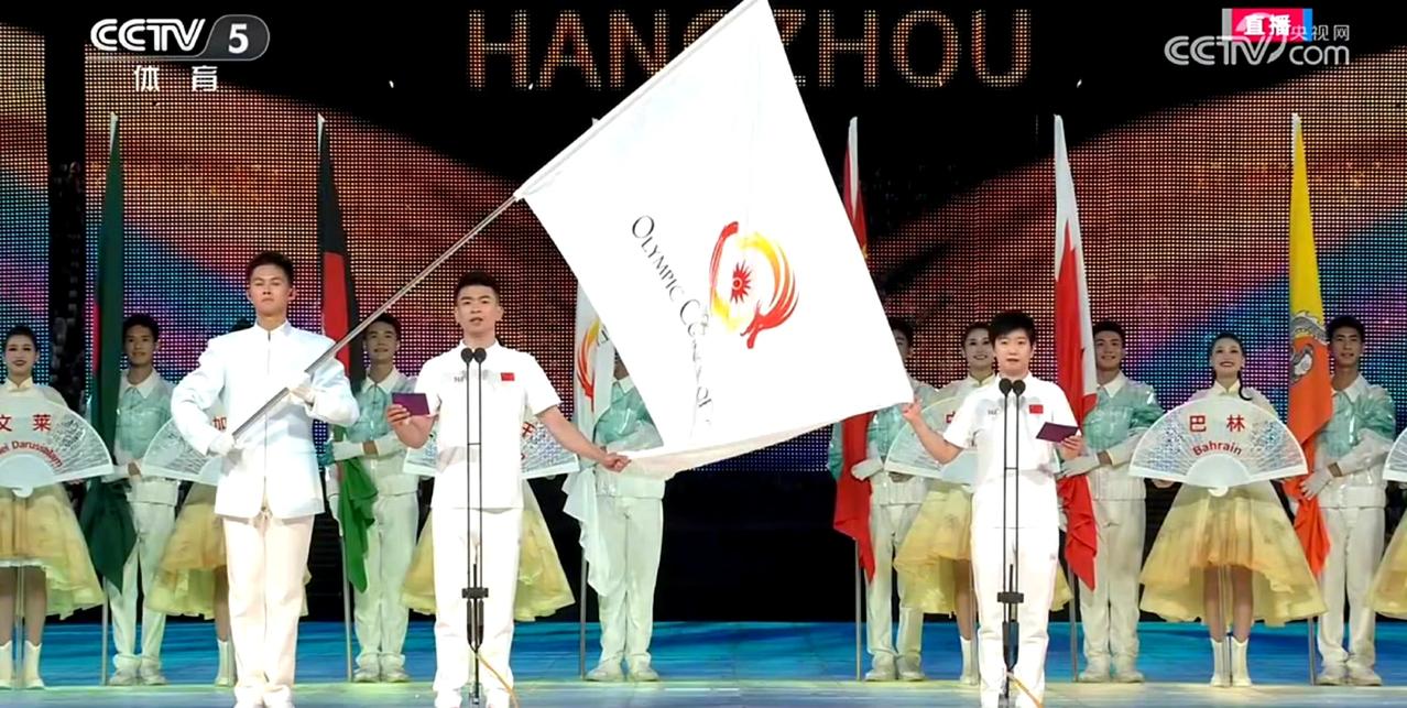 看到运动员宣誓的环节，我笑了。

还说英语四六级不重要，我看大学里就该要求英语达