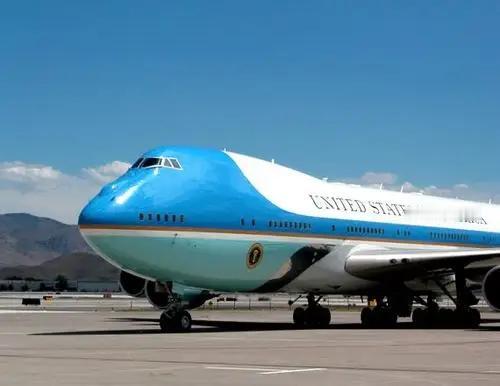 1月20日深夜，载着特朗普飞越大西洋的"空军一号"在长岛以东海域上空紧急掉头，折