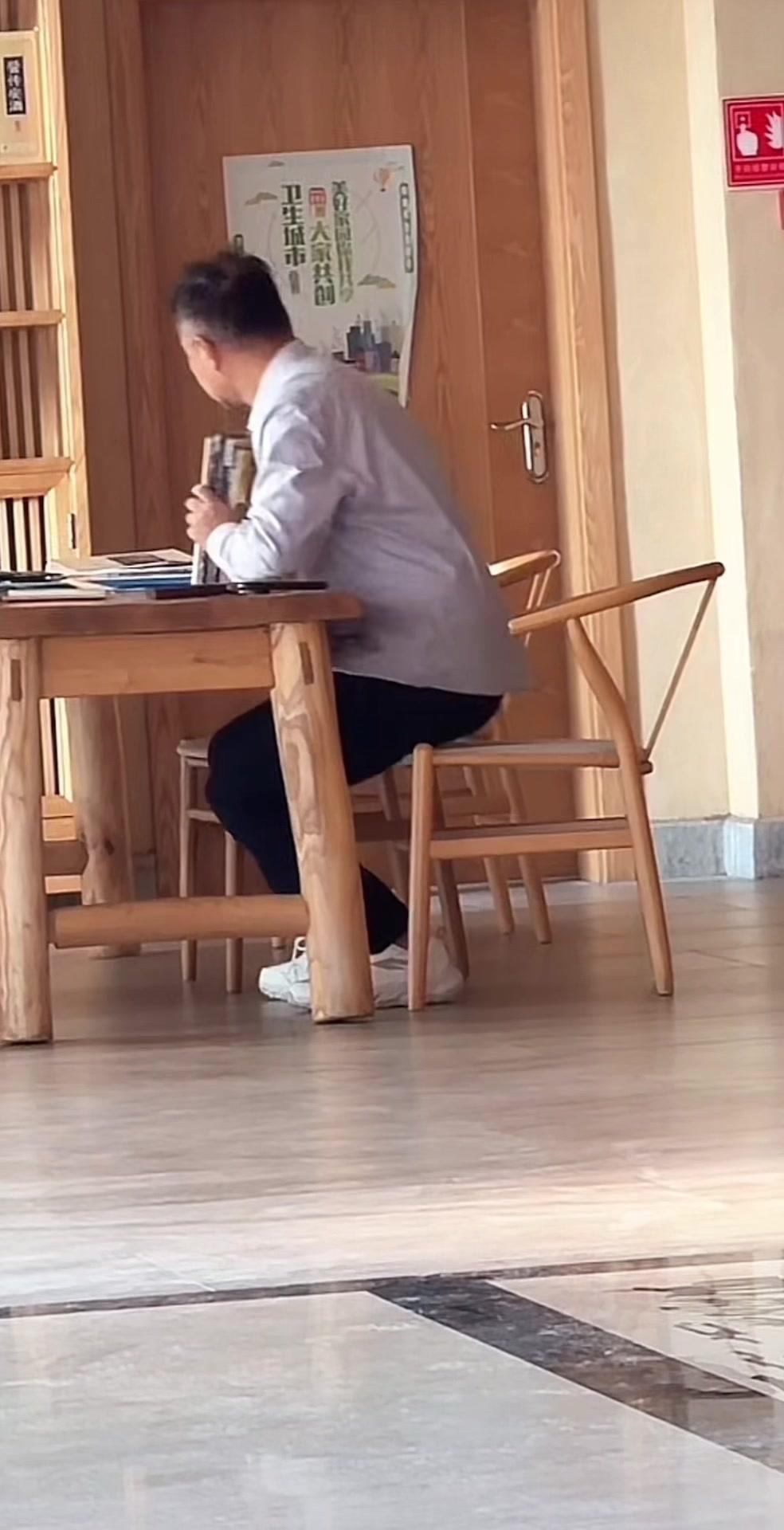 🌿在云南快一个月，他走到哪都抱着书看，感觉书柜里的书都快被翻完了。这种对知识的