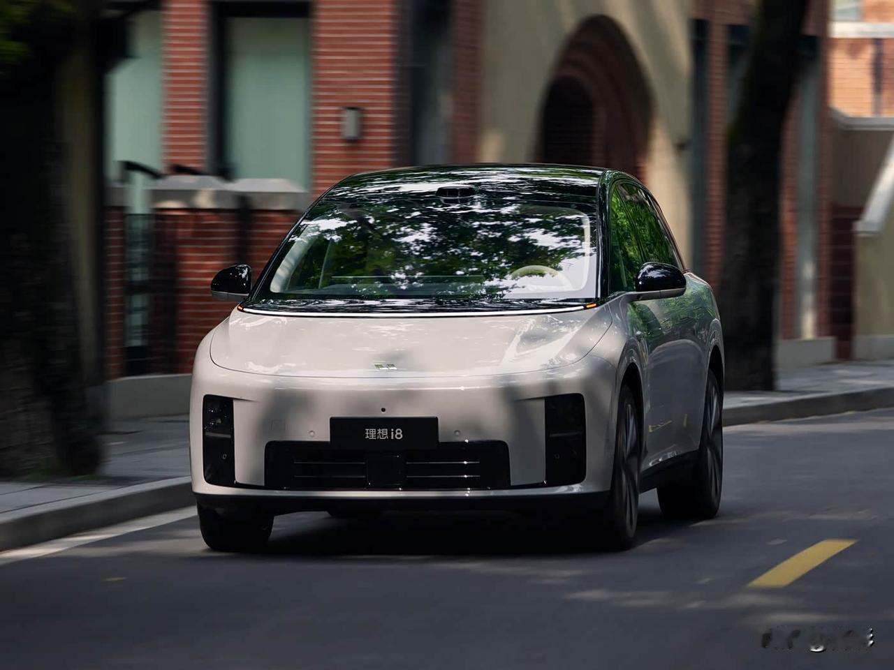 理想i8的设计语言没有找到平衡点，车头的造型与尾部是脱节的。
做纯电并没有做油车